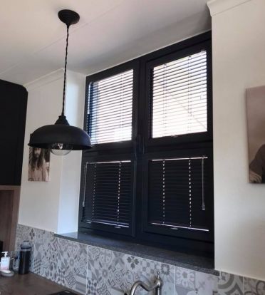 realisatie easy click met aluminium jaloezieën