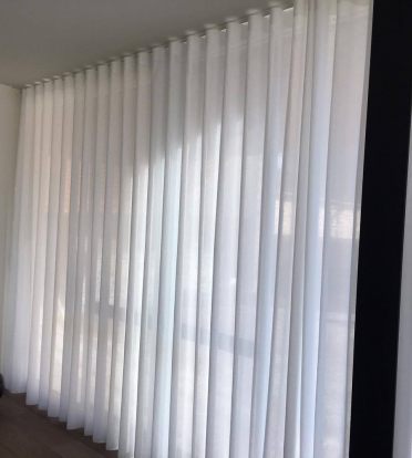 realisatie sluitgordijnen met waveplooi